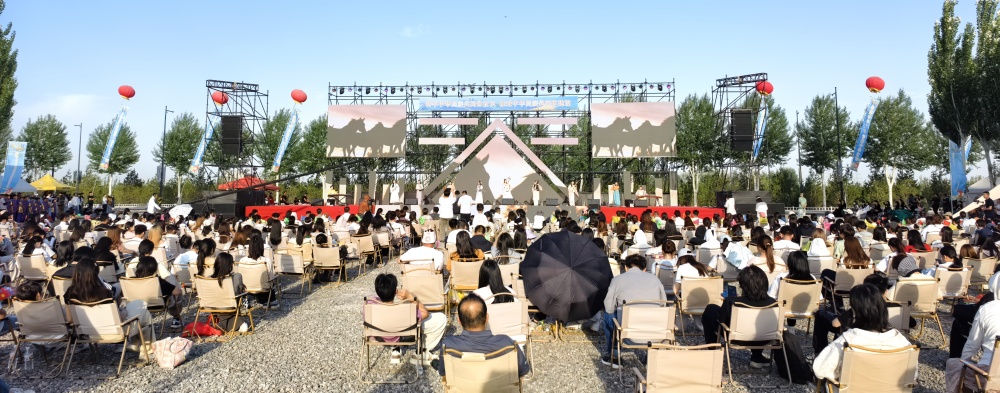 　6月5日下午，宁夏回族自治区银川市西夏陵国家考古遗址公园，凤城大学生艺术交流活动现场。李存贵/摄