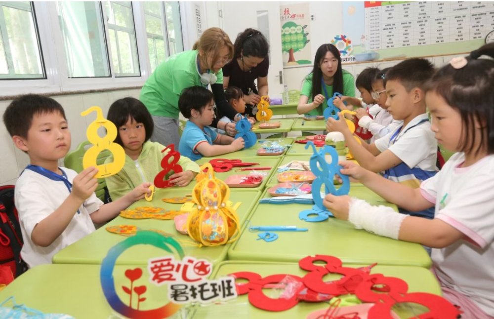 浦东办班点的学生学习做纸葫芦。共青团浦东新区委员会供图