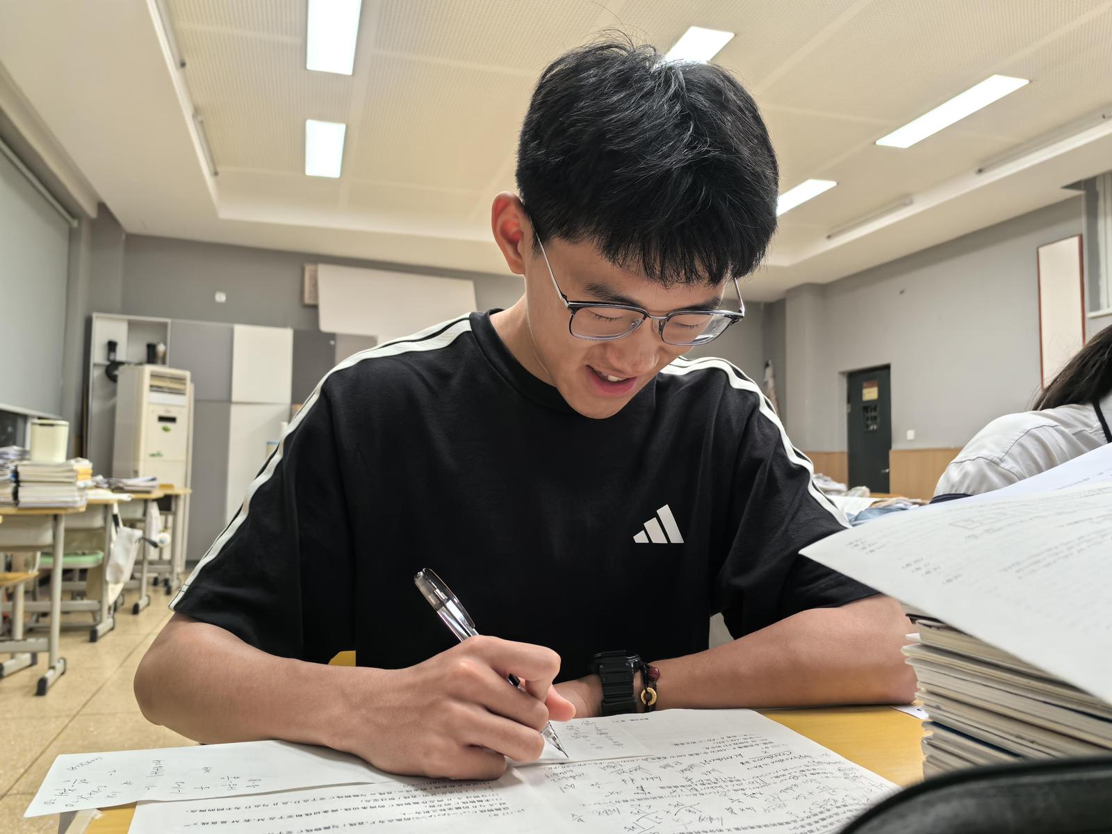 河南省郑州市第九中学的足球特长生万正在学习文化课。受访者供图