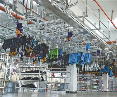 　鹏泰服饰工厂内的裁片储存区。受访者供图