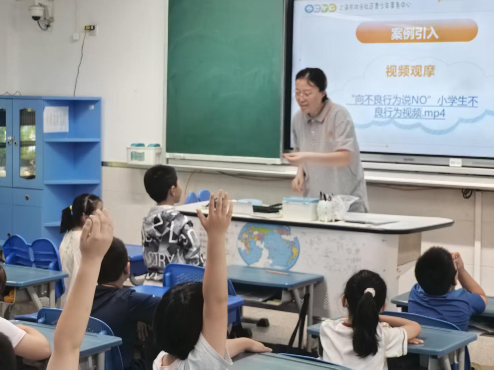 图为青少年事务社工陆珊珊在上海小学生爱心暑托班上给孩子们上课。受访者供图。