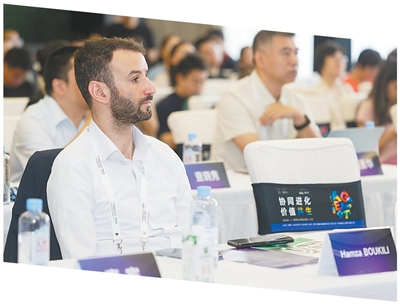 伯涵峥参加2026世界人工智能大会分论坛。王 翔摄