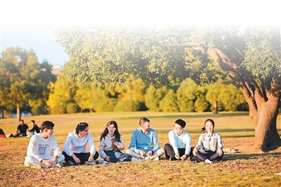 伯涵峥（右三）与学生们在校园里。 上海交通大学巴黎卓越工程师学院供图