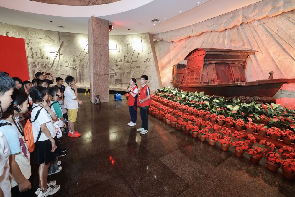 2026年6月30日，在浙江省嘉兴南湖革命纪念馆，少先队红领巾讲解员为游客进行义务讲解。新华社记者 徐昱 摄