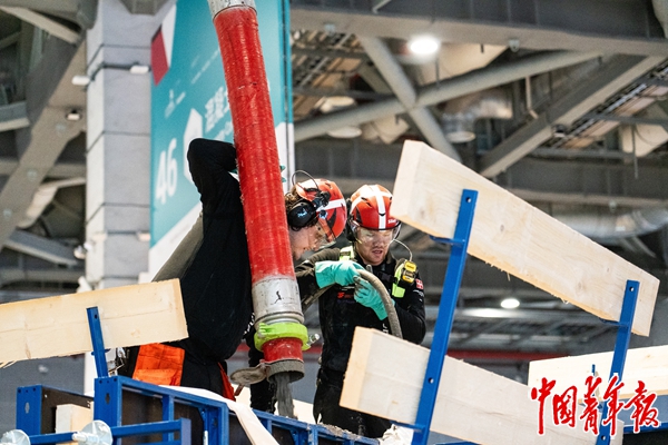9月24日，上海，第48届世界技能大赛混凝土建筑项目比赛现场，两名丹麦选手正在浇筑混凝土。中青报·中青网记者 陈宇龙/摄