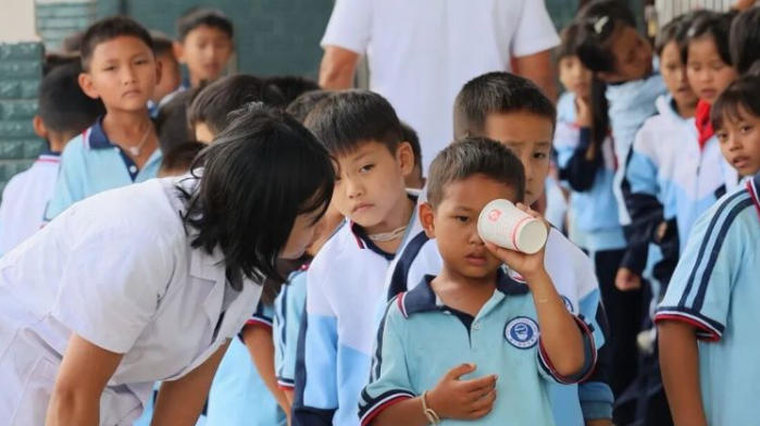孟连县戈的小学学生在进行视力筛查。田静莎摄