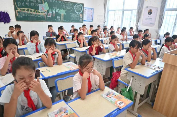 屏边县湾塘小学学生们在做眼保健操。屏边县委宣传部供图