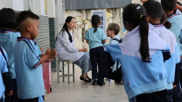 孟连县戈的小学学生在进行视力筛查。田静莎摄