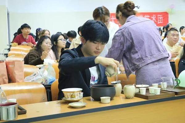 深受学生欢迎的“青健小课堂” 彭章淇/摄