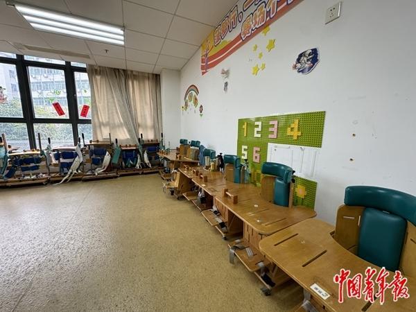广东省残疾人康复中心的教室里摆放着特定辅助器具，让孩子们在“做中学、玩中练”。中青报·中青网记者 张敏/摄