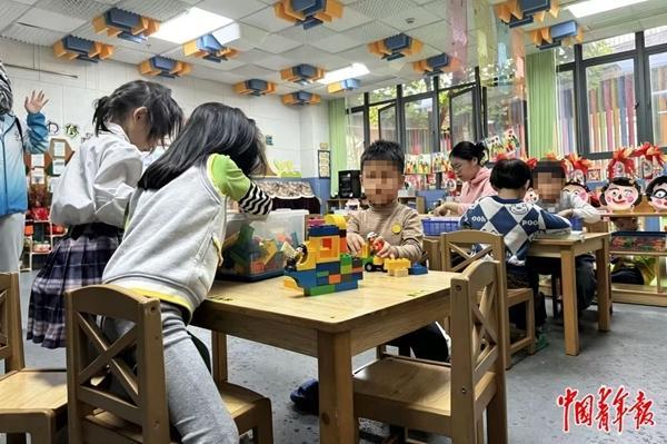 广东省残疾人康复中心的教室里，师生在进行教学互动。中青报·中青网记者 张敏/摄
