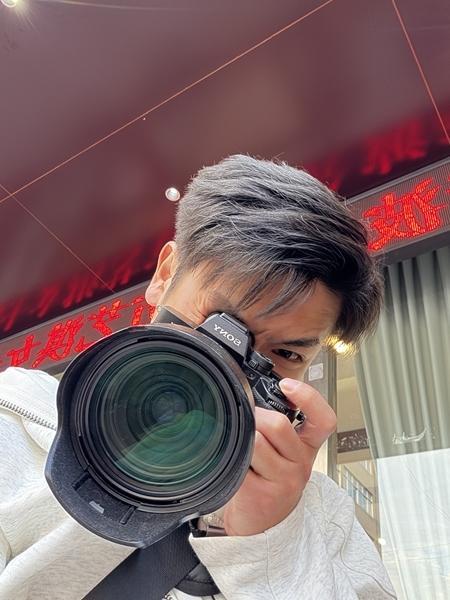 无论制作AI短片，还是写歌唱歌等，刘梓瑜都乐在其中。受访者供图