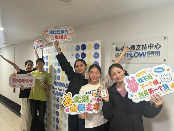 　　参与互动活动的江苏省花样游泳队运动员。张依瑶/摄