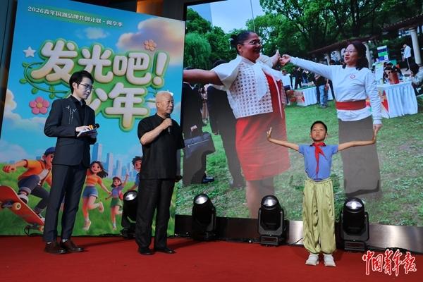 　　国家级非遗“中医诊疗法（古本易筋经十二势导引法）”代表性传承人严蔚冰的孙子、小传承人严正和展演易筋经的动作。 中青报·中青网记者 陈剑/摄