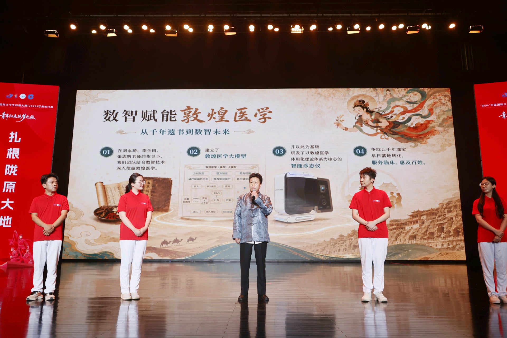 大学生做现场分享。学校供图