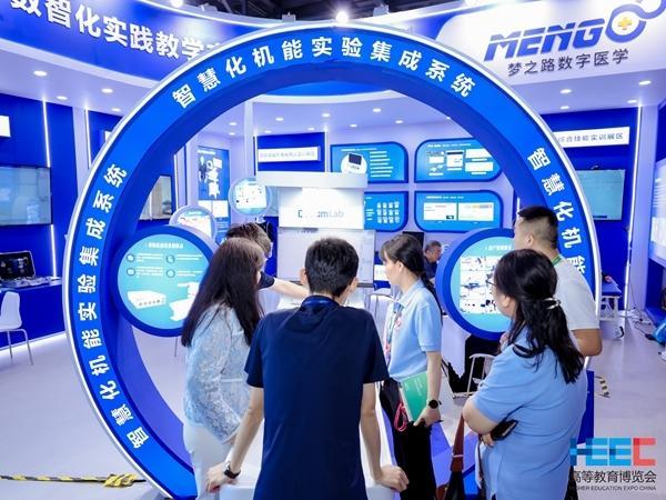 5月22日至24日，江西南昌，高博会上，超过5000个展位集中亮相，全景展示各领域最新技术、产品成果与落地案例。中国高等教育学会供图