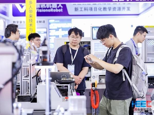 5月22日至24日，江西南昌，高博会现场，智能制造实训工作站吸引不少高校师生驻足观摩。中国高等教育学会供图