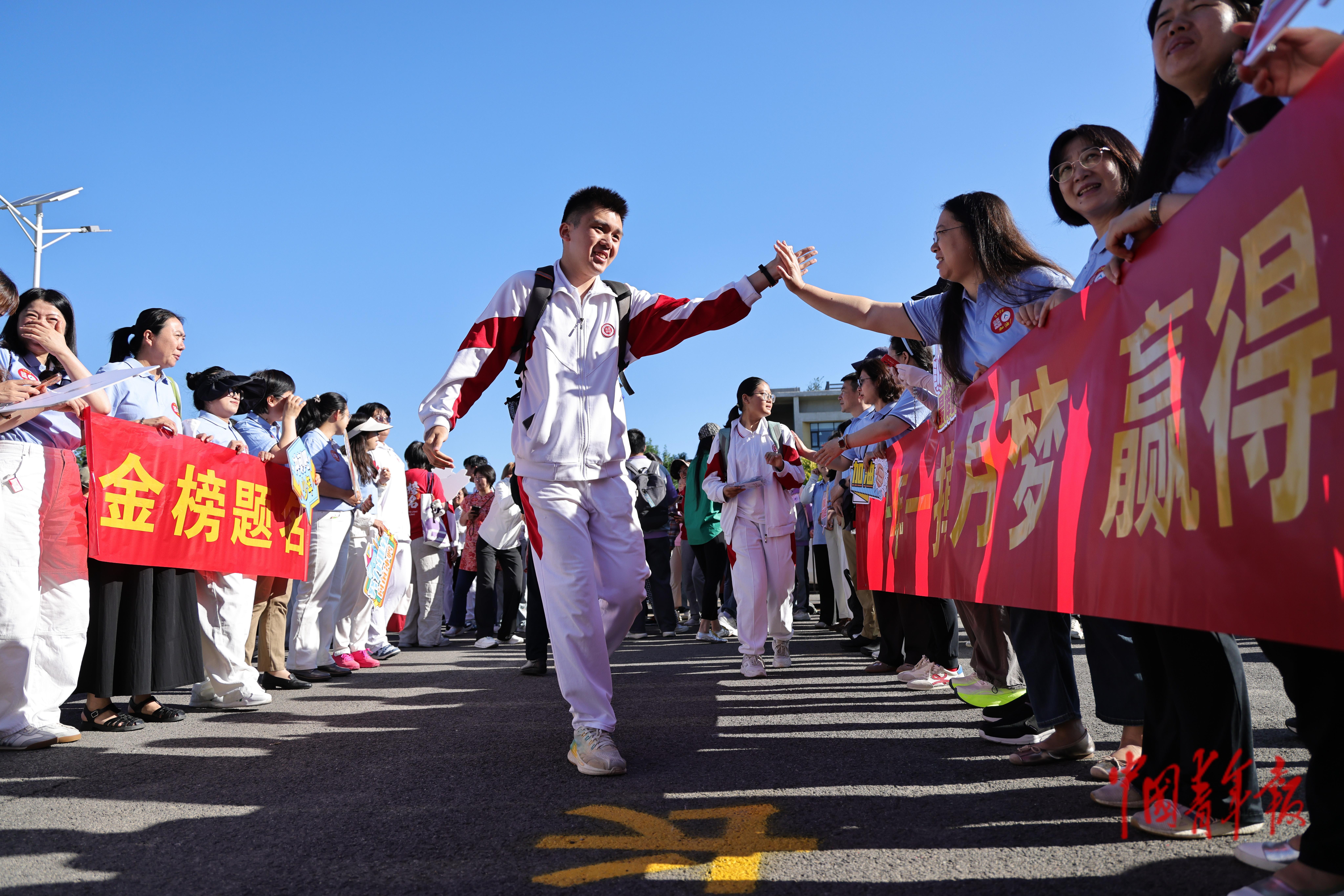 6月7日，北京通州，人大附中通州校区，老师们在考点外为学生加油鼓劲。中青报·中青网记者 陈思阳/摄