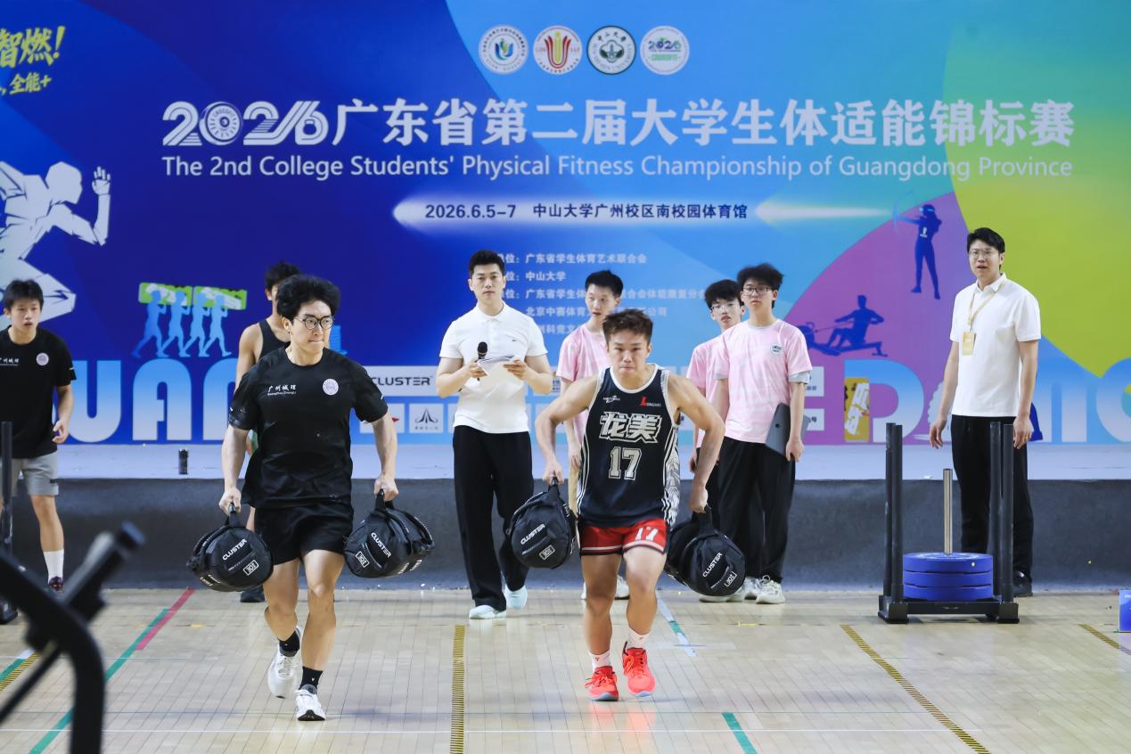 个人全能竞速赛之负重农夫行走。主办方供图