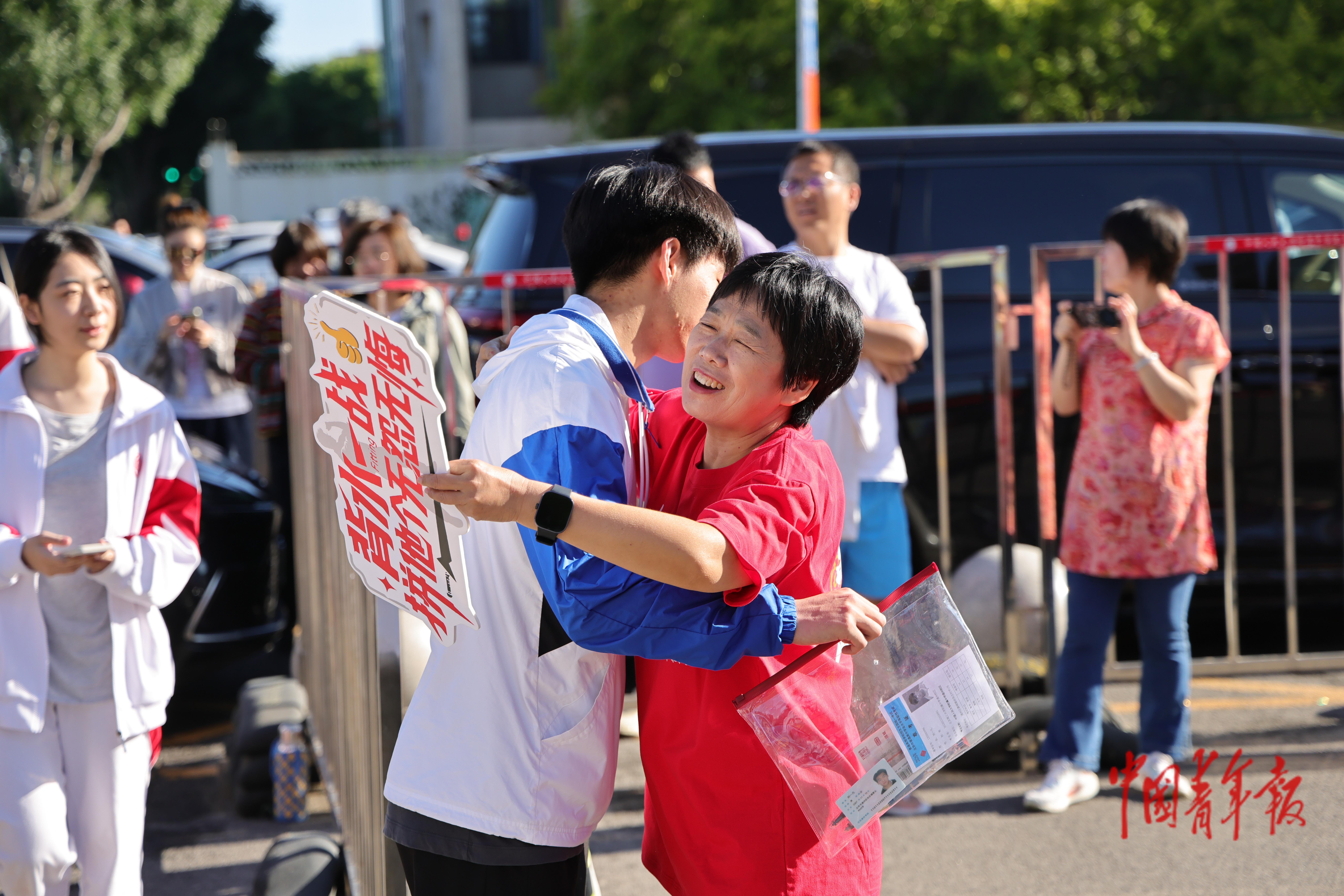 6月7日，北京通州，人大附中通州校区，老师拥抱考生为其加油。中青报·中青网记者 陈思阳/摄