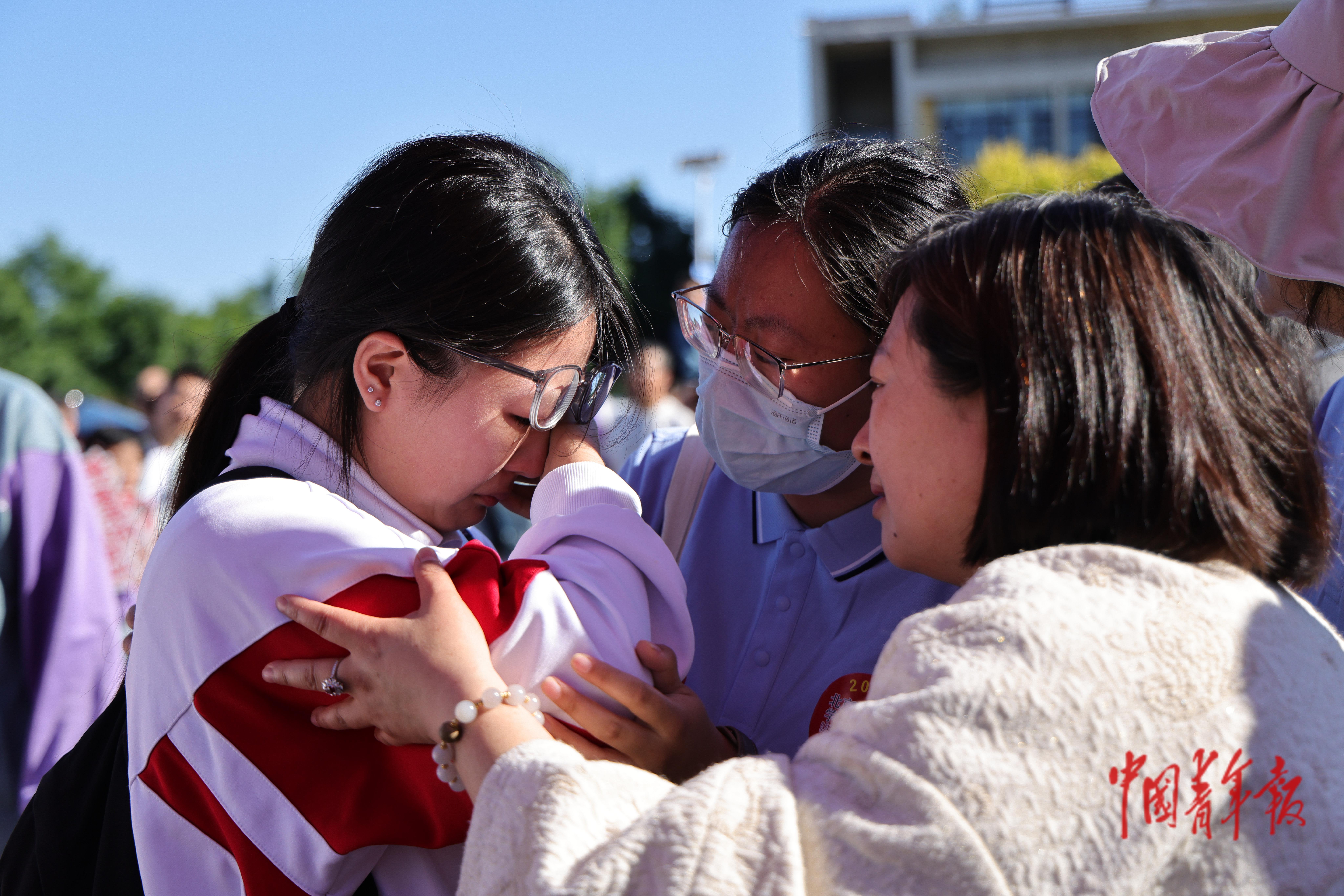 6月7日，北京通州，人大附中通州校区，一名考生在考点外情绪激动落泪，老师们在一旁安慰鼓励。中青报·中青网记者 陈思阳/摄