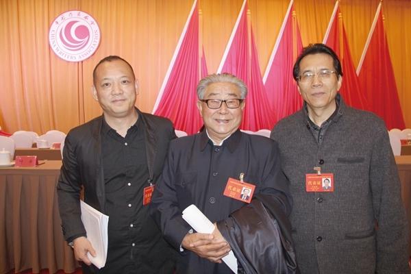 　　曹谷溪（中）、何建明（右）与作者（左）在中国作协第九次全国代表大会合影。