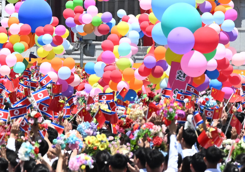 当地时间6月8日中午,中共中央总书记、国家主席习近平乘专机抵达平壤,开始对朝鲜进行国事访问。这是欢迎仪式现场。新华社记者 谢环驰 摄