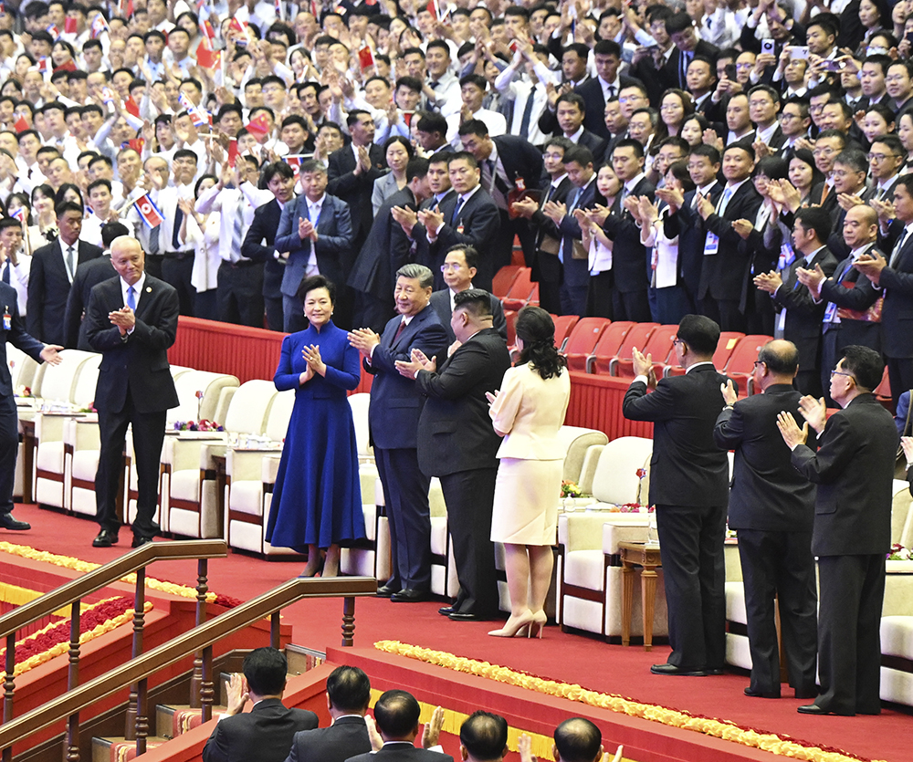 当地时间6月8日晚，中共中央总书记、国家主席习近平和夫人彭丽媛在朝鲜劳动党总书记、国务委员长金正恩和夫人李雪主陪同下，在平壤体育馆同朝鲜各界群众一道观看专场文艺演出。