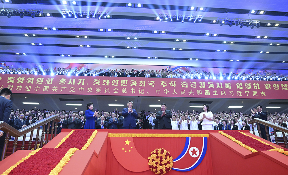 当地时间6月8日晚，中共中央总书记、国家主席习近平和夫人彭丽媛在朝鲜劳动党总书记、国务委员长金正恩和夫人李雪主陪同下，在平壤体育馆同朝鲜各界群众一道观看专场文艺演出。