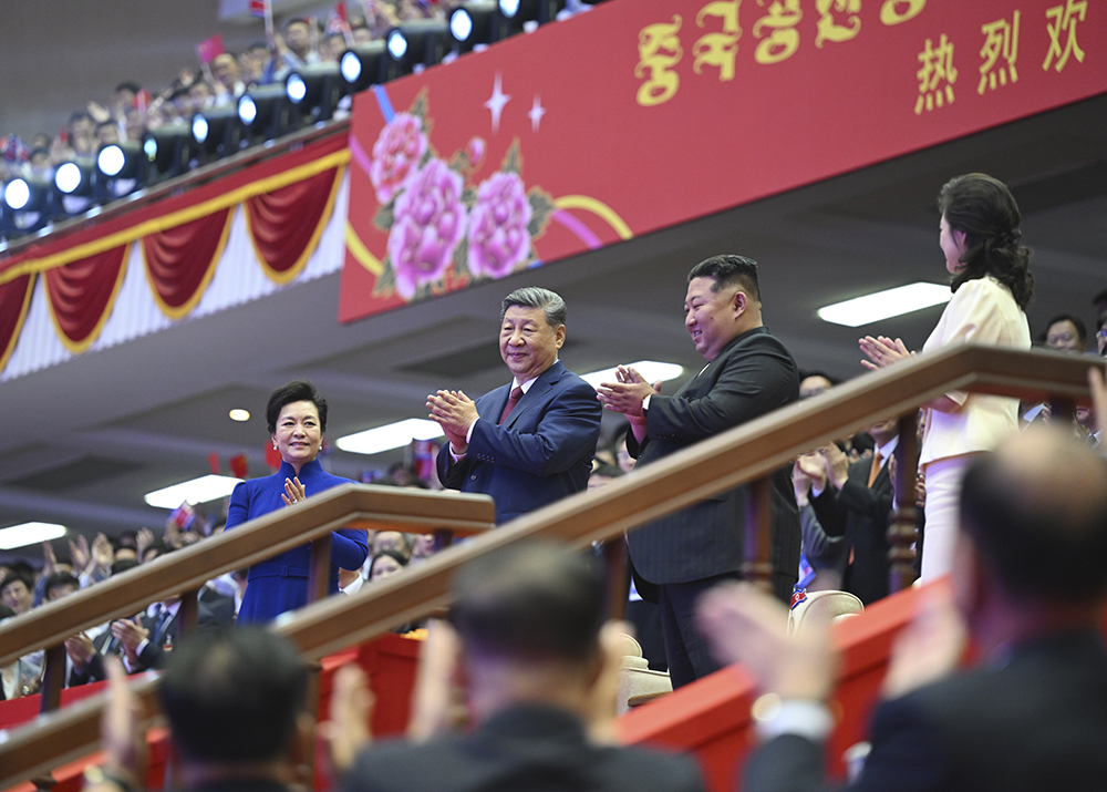当地时间6月8日晚，中共中央总书记、国家主席习近平和夫人彭丽媛在朝鲜劳动党总书记、国务委员长金正恩和夫人李雪主陪同下，在平壤体育馆同朝鲜各界群众一道观看专场文艺演出。