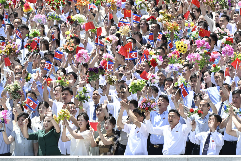 当地时间6月8日中午,中共中央总书记、国家主席习近平乘专机抵达平壤,开始对朝鲜进行国事访问。这是欢迎人群。新华社记者 申宏 摄