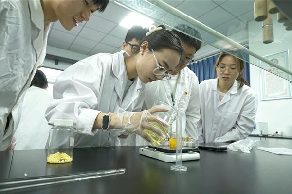 学生们在实验室制作润唇膏。安徽工程大学供图