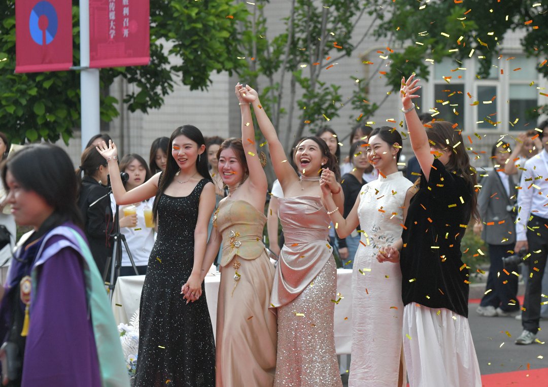 6月10日，北京，中国传媒大学，国际传播学院毕业红毯上，毕业生在金箔彩屑中合影留念。李家瑞/摄