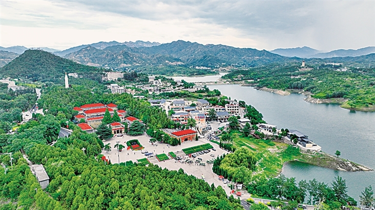 夏日的西柏坡郁郁葱葱。梁子栋摄/光明图片
