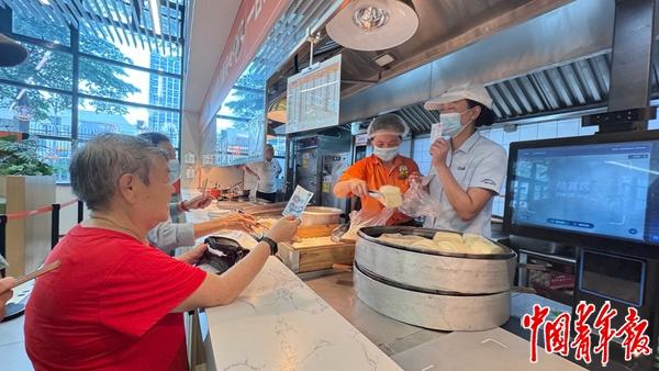 5月29日中午，在丽雅社区，老人陆续走进食堂，准备吃午餐。中青报·中青网记者 赵丽梅/摄