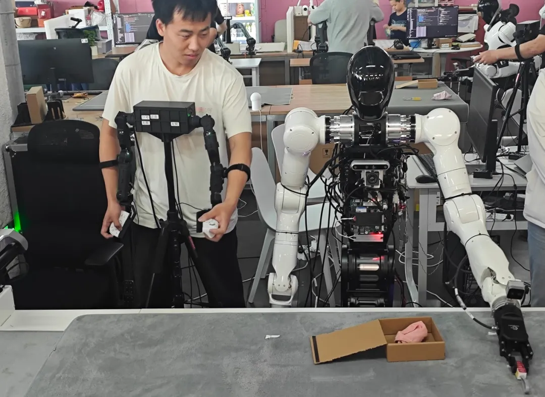 无界动力展厅，机器人正练习折纸盒与装快递