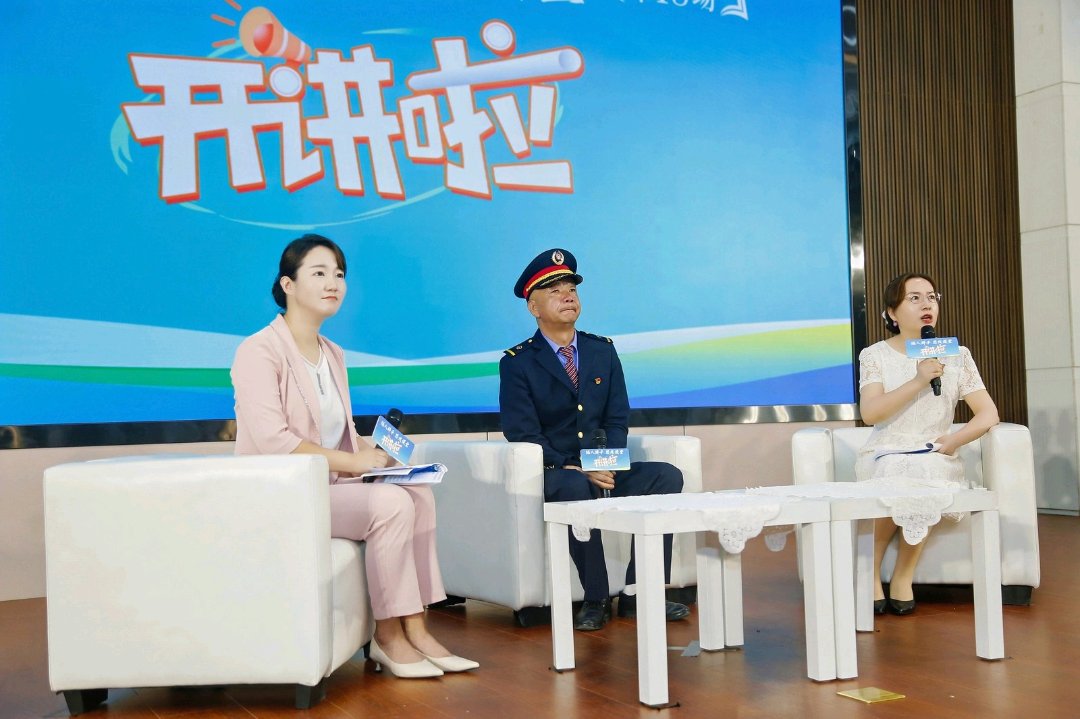 思政课老师访谈主讲人，并和大学生交流。主办方供图