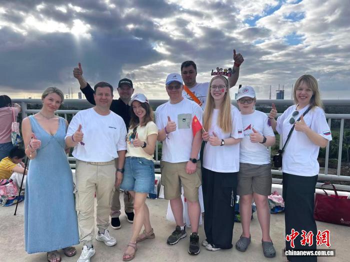 5月11日，俄罗斯游客组团在文昌航天观礼中心观景平台观看火箭升空后合影留念。 中新网记者 符宇群 摄