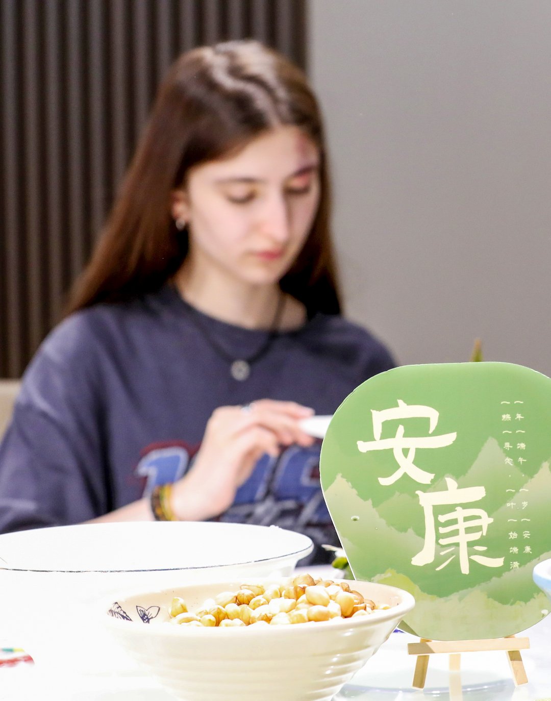 6月16日，山东青岛，山东科技大学的外国留学生在学包粽子。张进刚/摄