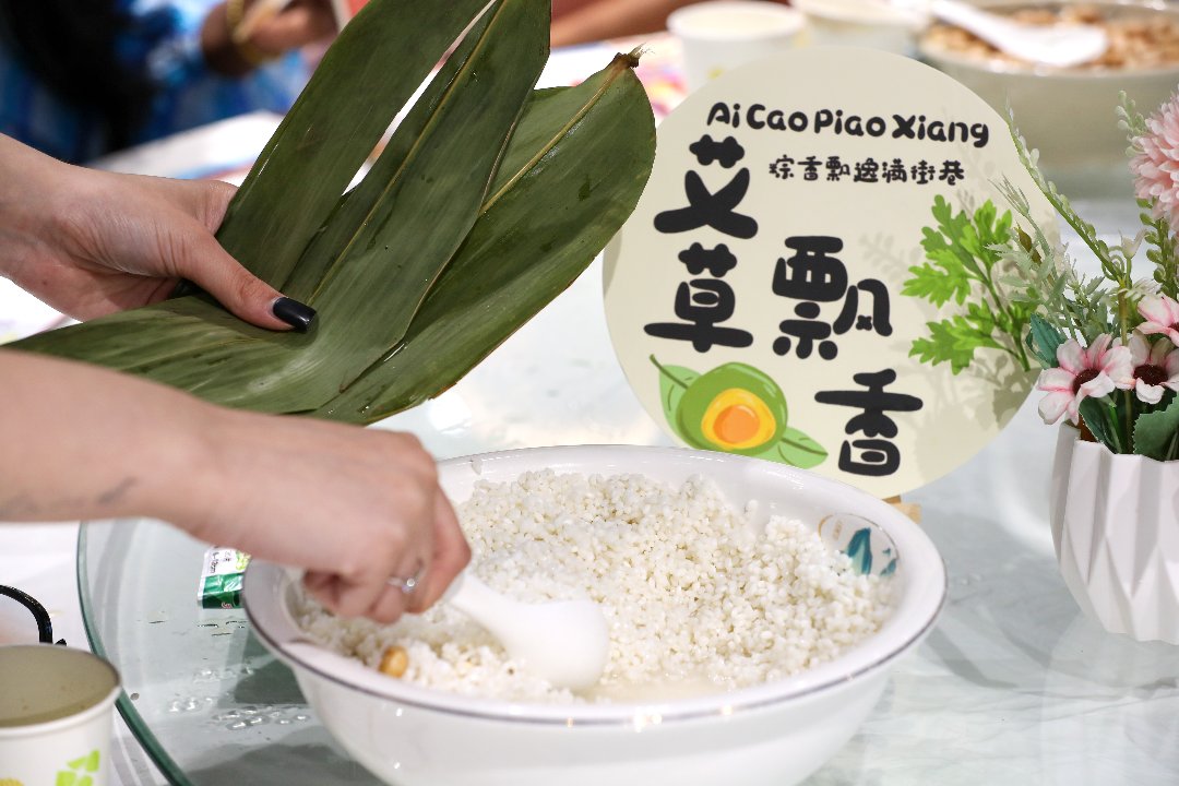 6月16日，山东青岛，山东科技大学的外国留学生在学包粽子。张进刚/摄