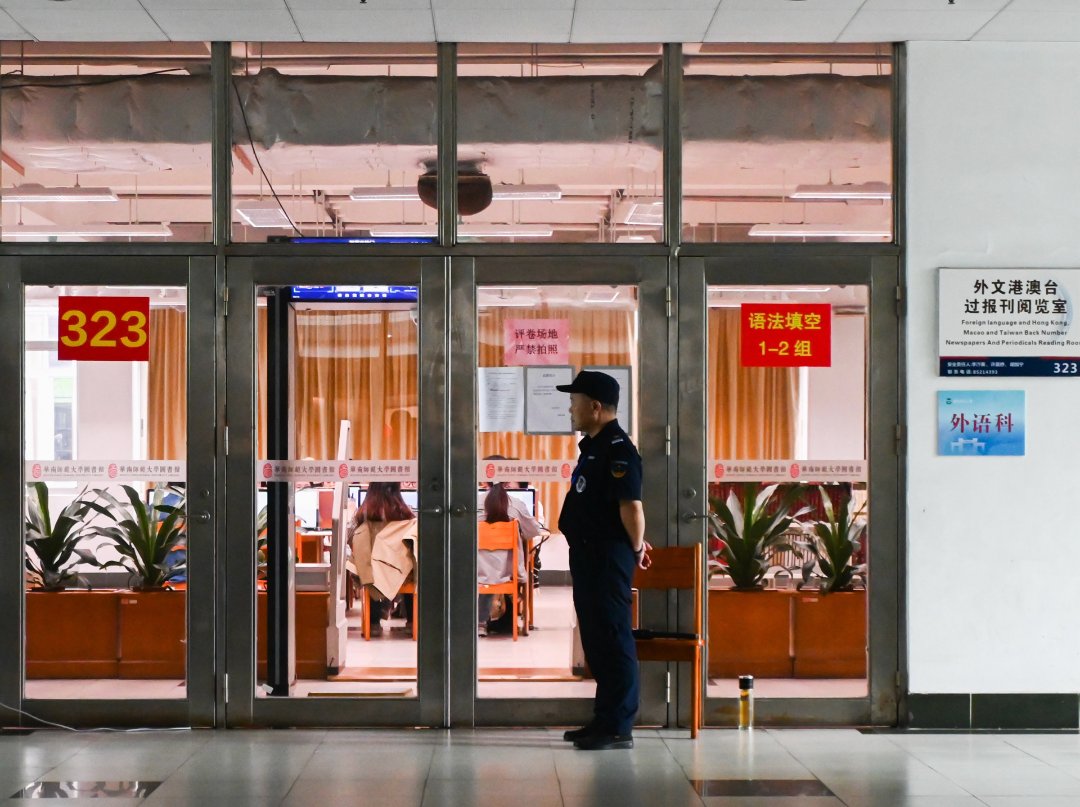 2025年广东省普通高考评卷现场。罗政/摄