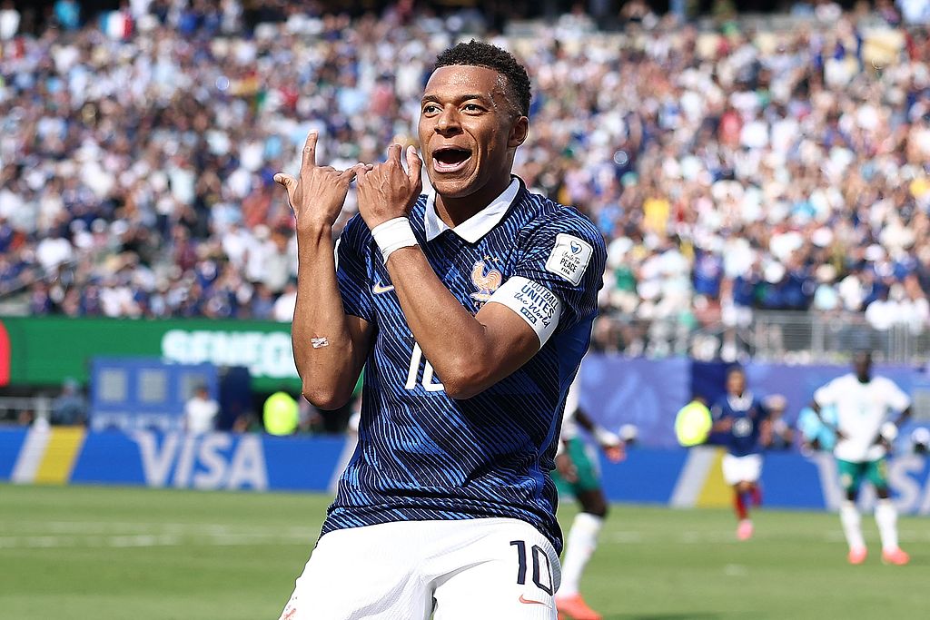 2026美加墨世界杯，法国队3:1战胜塞内加尔队，前锋姆巴佩独中二元。视觉中国供图