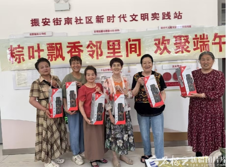6月18日，在乌鲁木齐市水磨沟区振安街街道振安街南社区举办的“乐龄港湾”端午敬老关爱行动中，爱心企业向老人赠送爱心水杯。古丽格娜·艾斯克尔摄