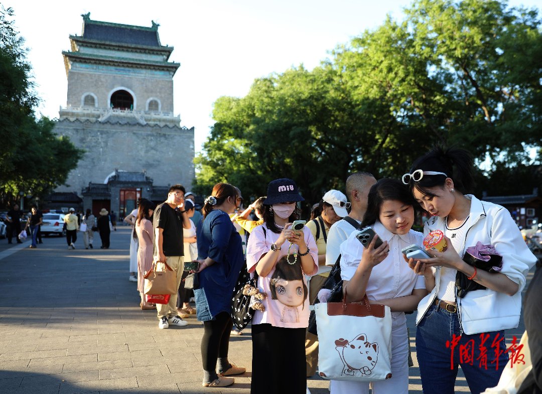 6月20日，北京钟鼓楼广场，观众正在排队等待进入鼓楼的院子里观看露天电影。中青报·中青网记者 陈剑/摄