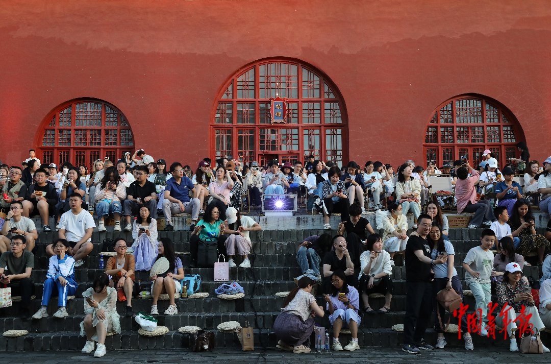 6月20日，北京鼓楼前，观众坐在台阶上准备观看露天电影。中青报·中青网记者 陈剑/摄