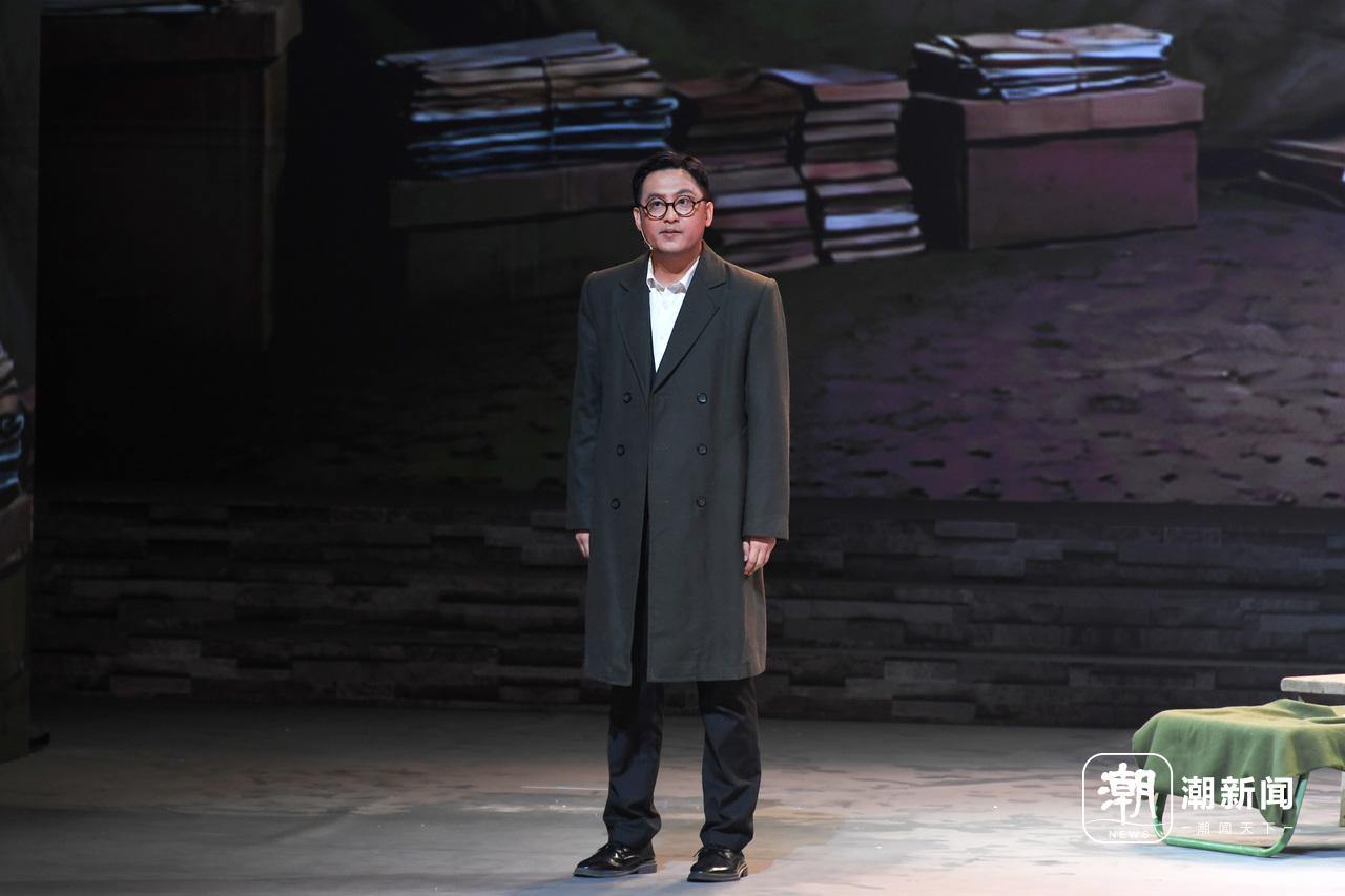 杭州话剧艺术中心演员朱浚齐在《马兰花开》中饰演“两弹一星”元勋王淦昌。陆伟 摄