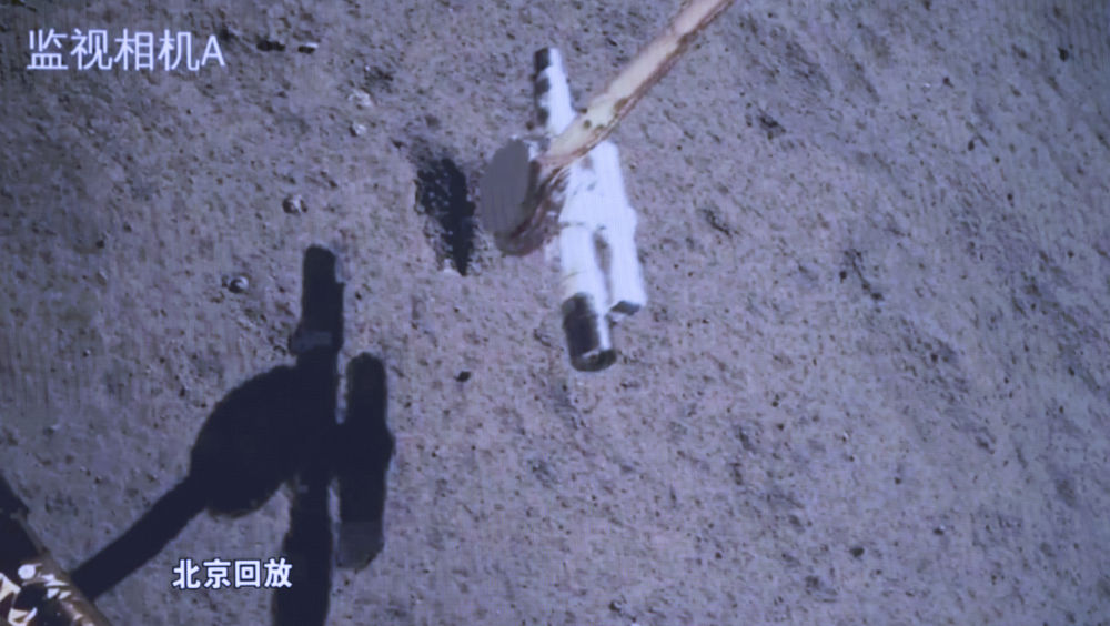 2024年6月4日7时38分，嫦娥六号上升器携带月球样品自月球背面起飞，随后成功进入预定环月轨道。嫦娥六号完成世界首次月球背面采样和起飞。这是当日在北京航天飞行控制中心屏幕上拍摄的嫦娥六号取样回放画面。 新华社记者 金立旺 摄