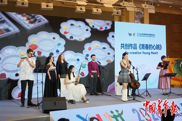 6月16日，湖北武汉，中外青年在2026年世界青年发展论坛创意经济与潮流文化主题论坛上，演奏共创音乐作品《青春的心跳》。中青报·中青网记者 田嘉硕/摄