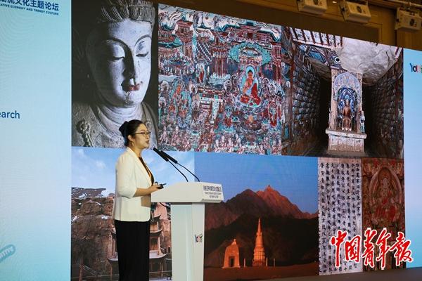 6月16日，湖北武汉，在2026年世界青年发展论坛创意经济与潮流文化主题论坛上，敦煌研究院文化创意研究中心副主任武琼芳作主旨演讲。中青报·中青网记者 田嘉硕/摄