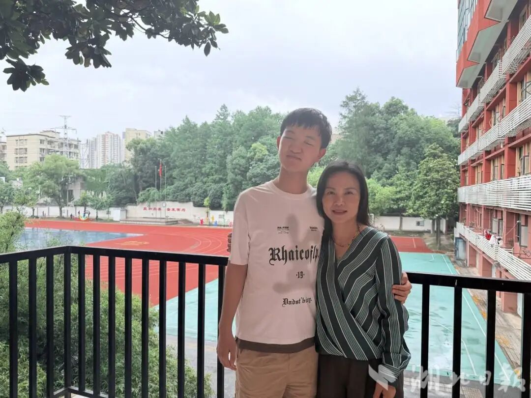 郭斌临毕业之际，与张龙在学校合影留念。